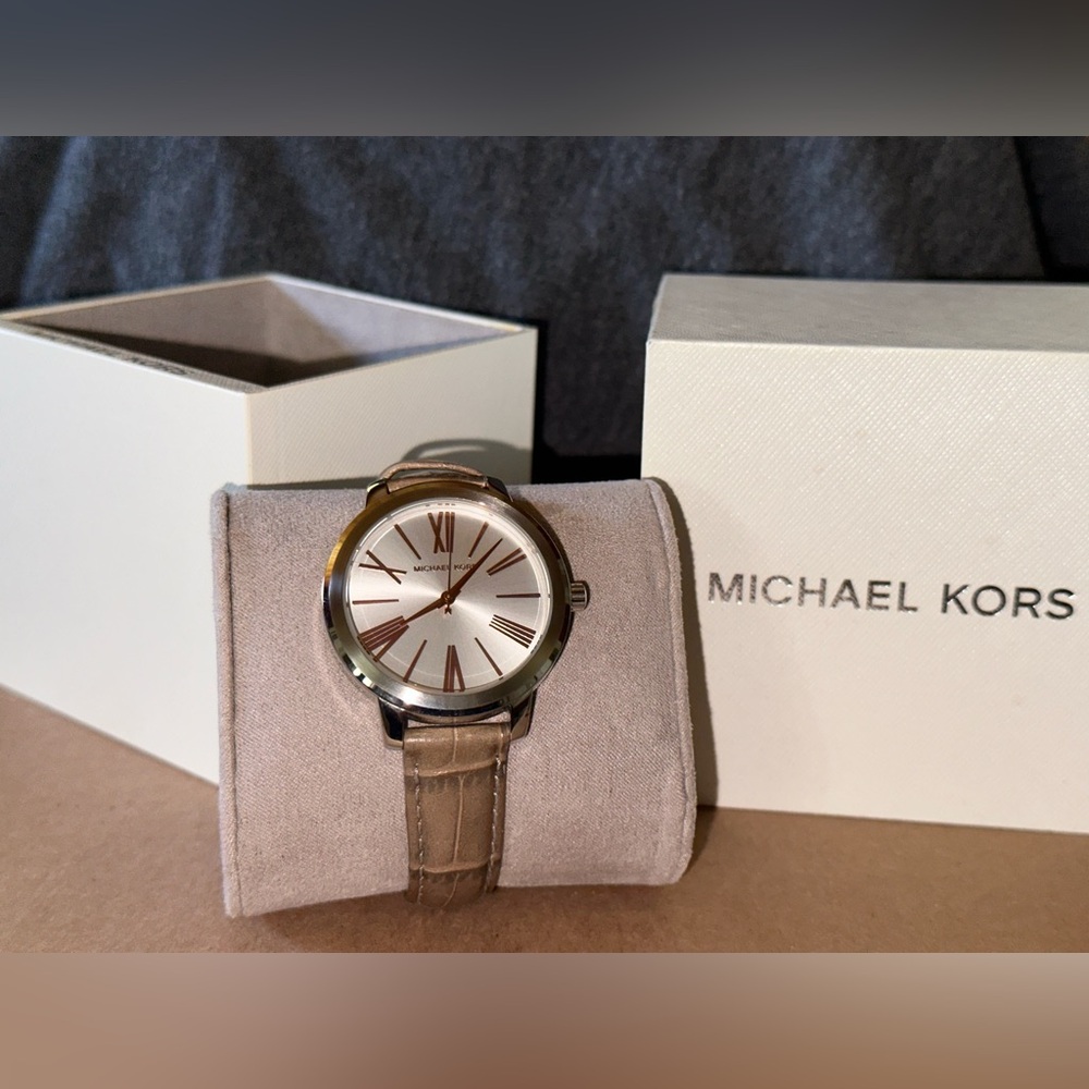 Michael Kors watch - great condition - ***NEEDS NEW BATTERIES***